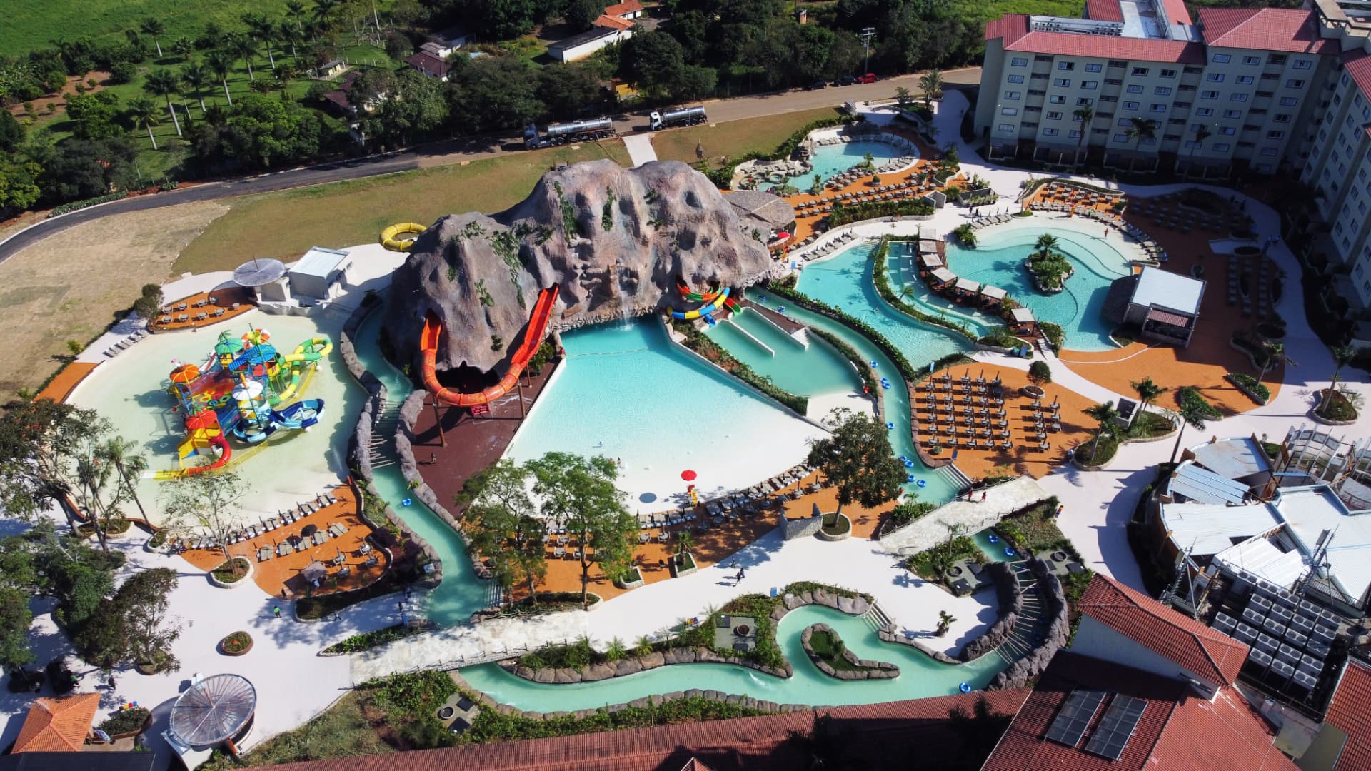 Hóspedes se divertindo no rio lento do parque aquático do Tauá Resort Atibaia