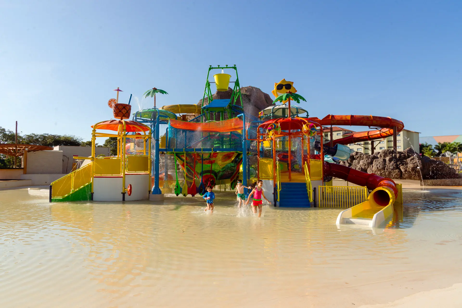 Hóspedes se divertindo no rio lento do parque aquático do Tauá Resort Atibaia