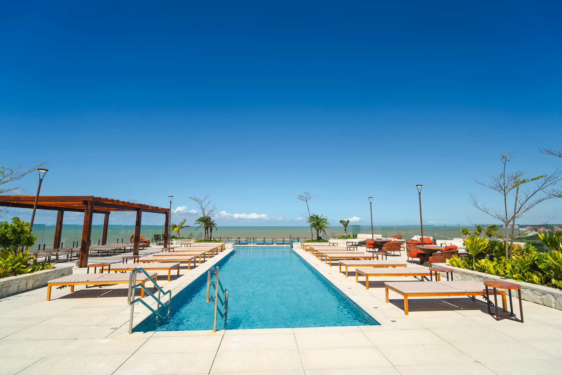 Piscinas externas do Tauá Resort João Pessoa com vista para o mar