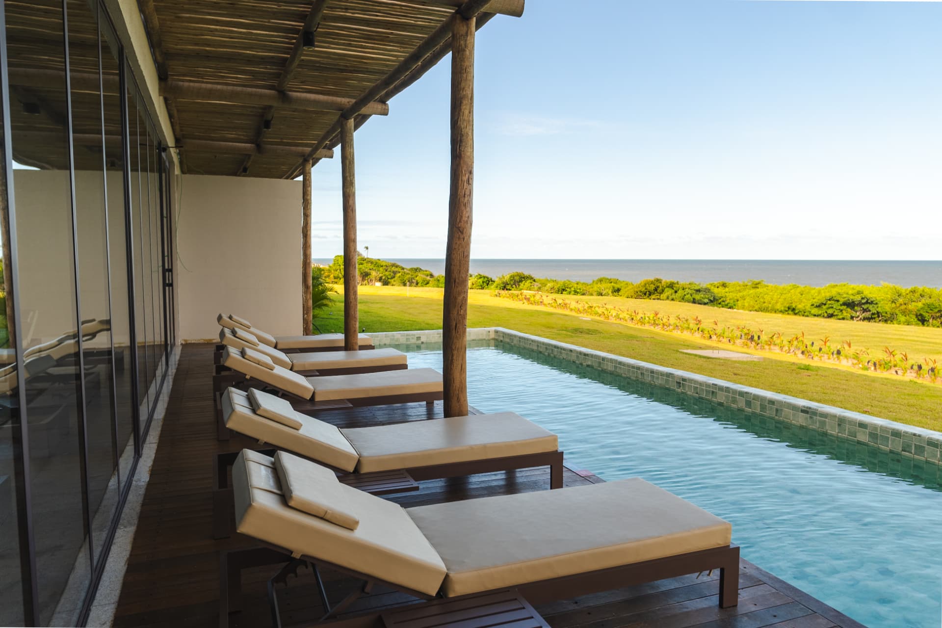 Piscinas externas do Tauá Resort João Pessoa com vista para o mar