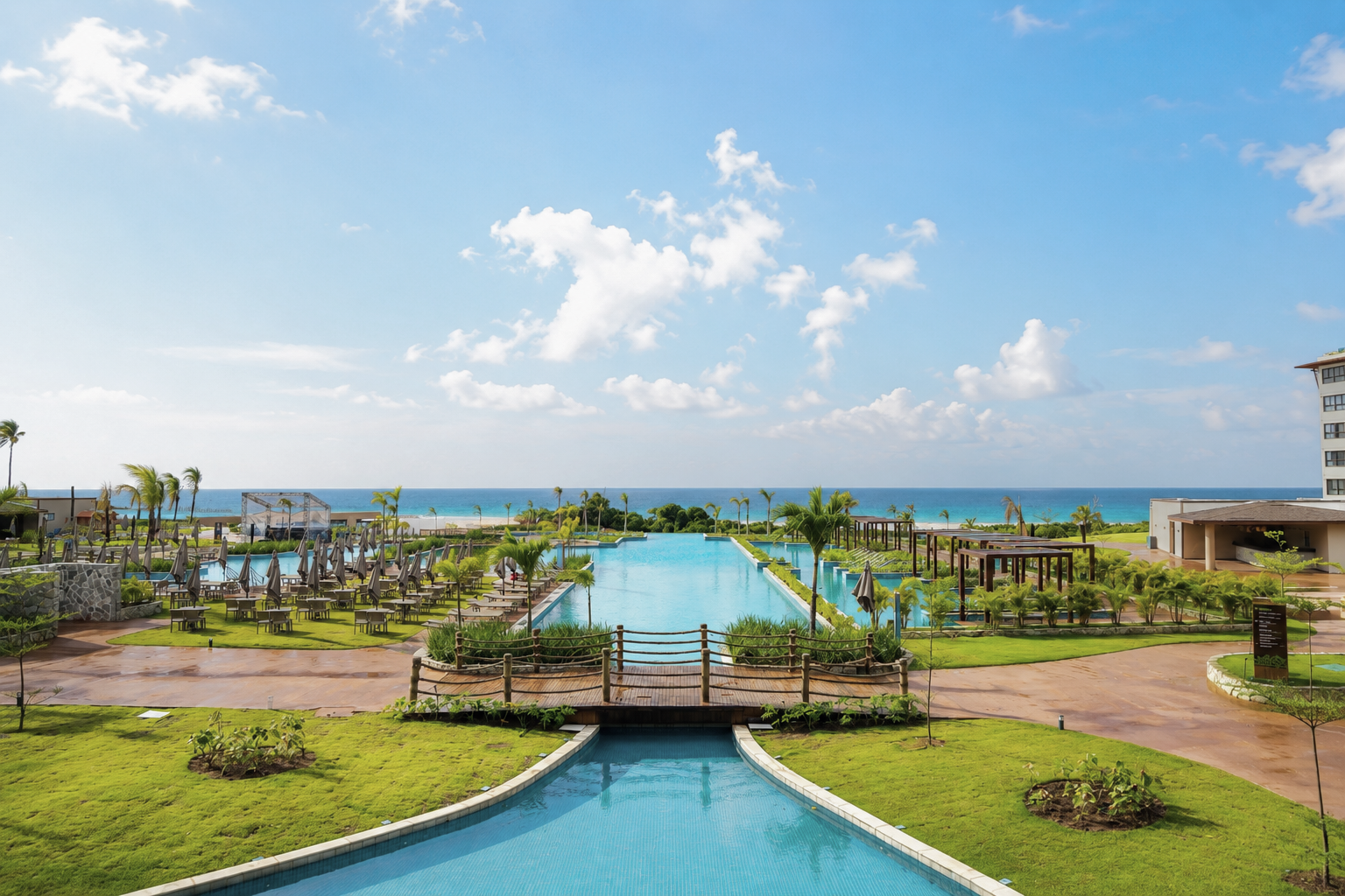 Piscinas externas do Tauá Resort João Pessoa com vista para o mar