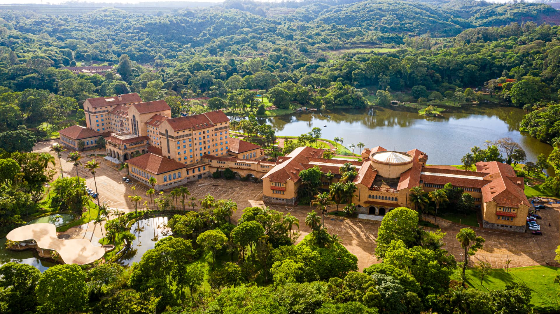 Fachada histórica do Grande Hotel Araxá com piscina e palmeiras