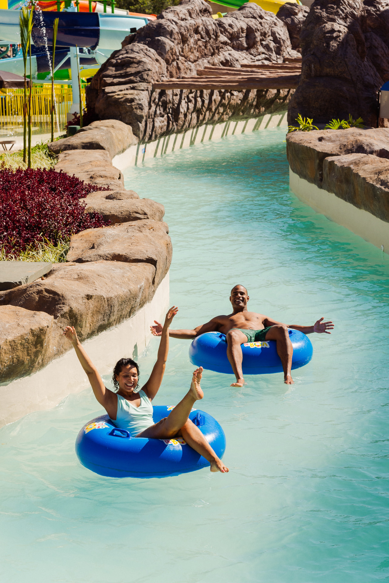 Hóspedes se divertindo no rio lento do parque aquático do Tauá Resort Atibaia