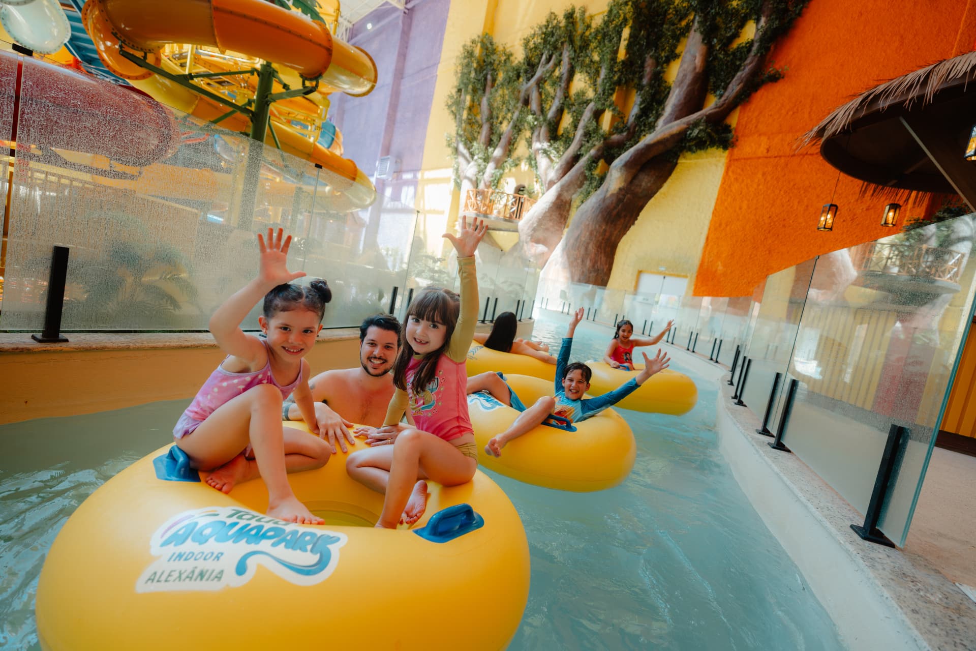 Família na piscina do Tauá Resort Alexânia