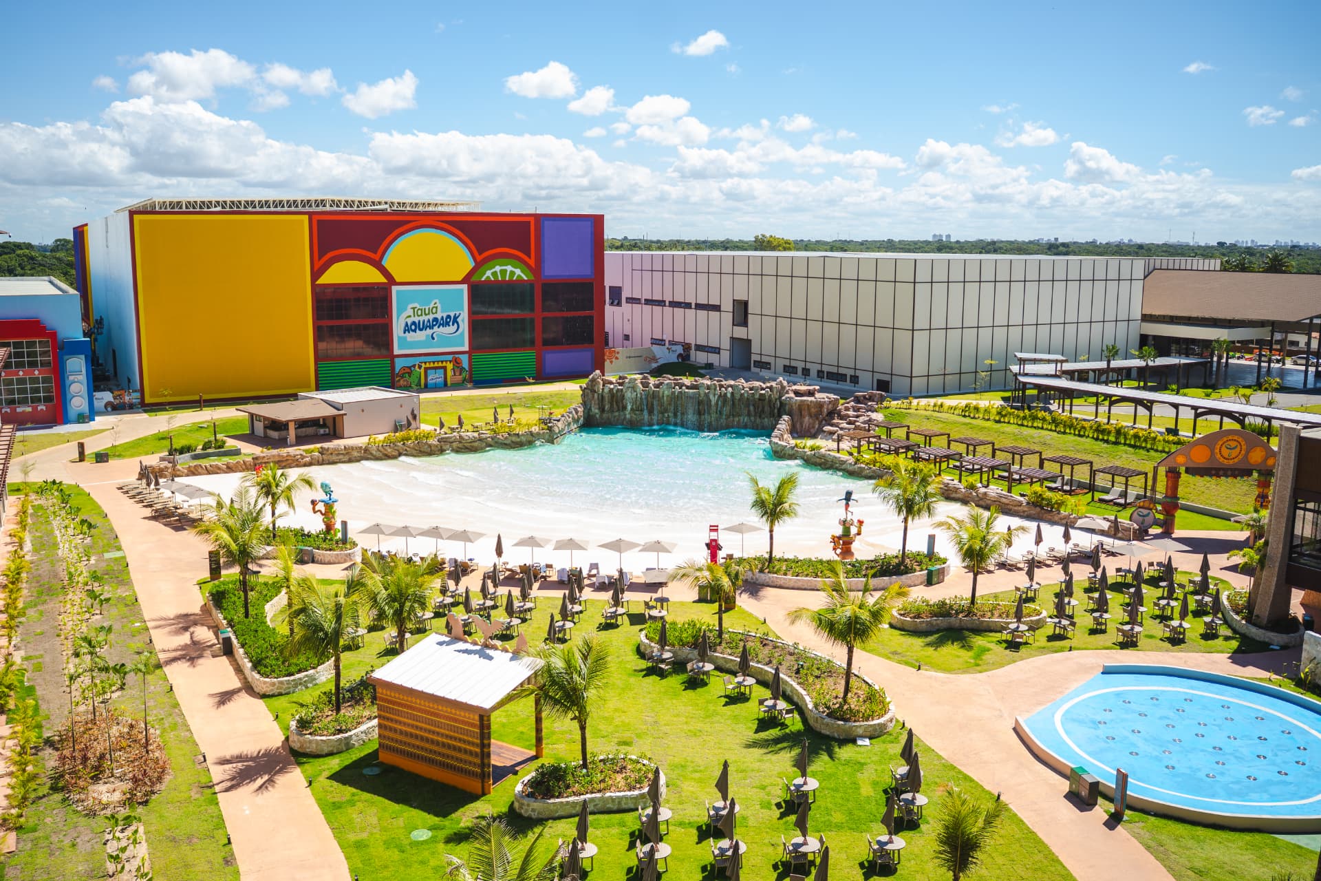Piscinas externas do Tauá Resort João Pessoa com vista para o mar